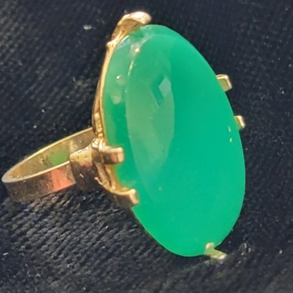 Jewelry - Vintage Green Stone Gold Tone Metal Ring